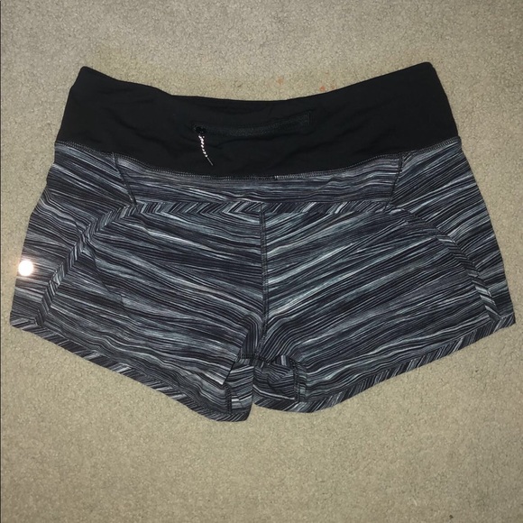 Lulu lemon Speed Up Short 2.5. Size 4 - Picture 1 of 2